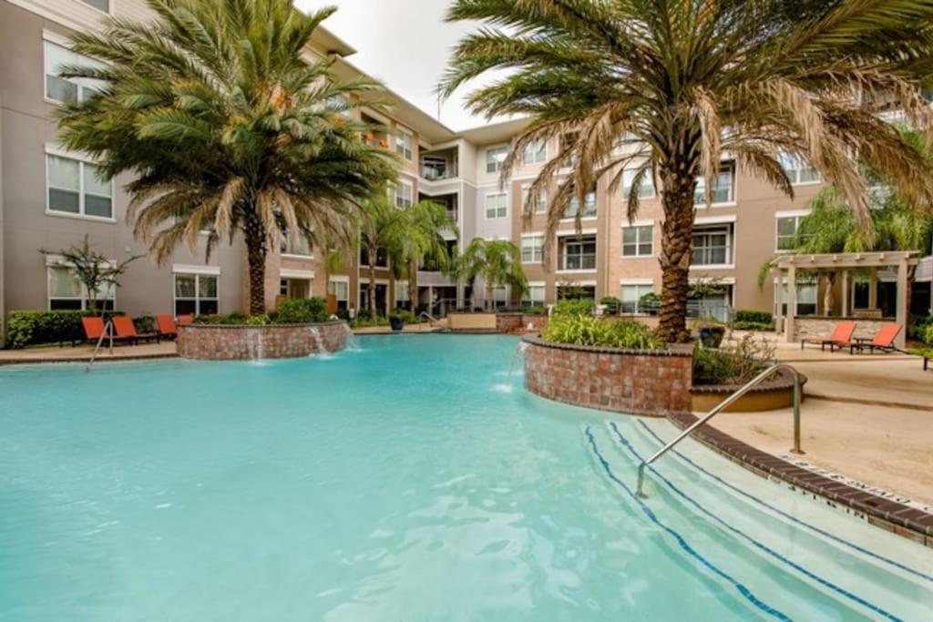 Resort-style Pool, Gym/garage, 1br, Medical Center Houston